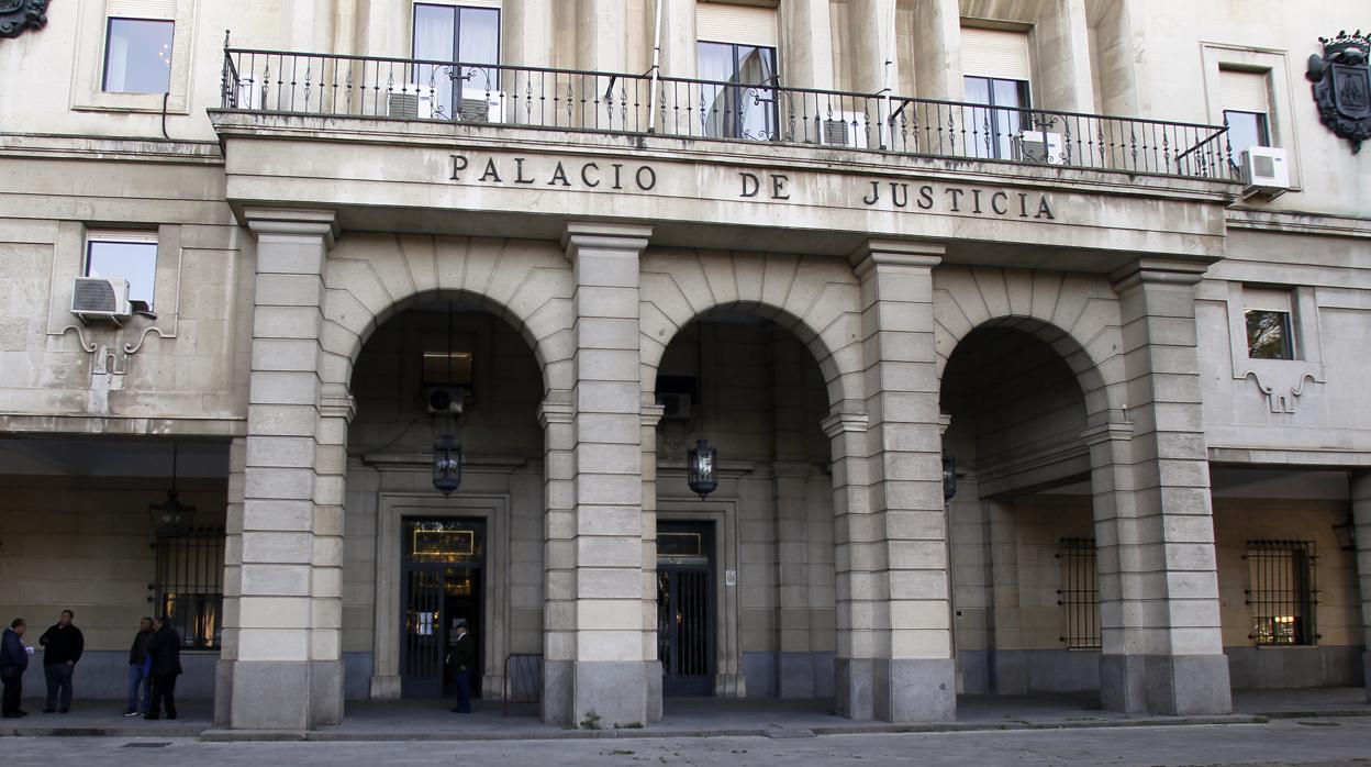 Fachada principal de la Audiencia Provincial de Sevilla