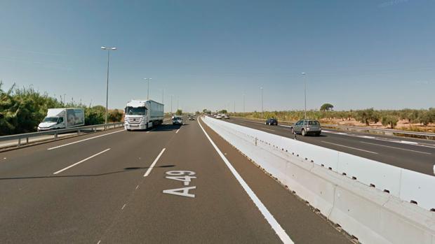 Heridos un niño y cuatro adultos en un choque de coches en Benacazón