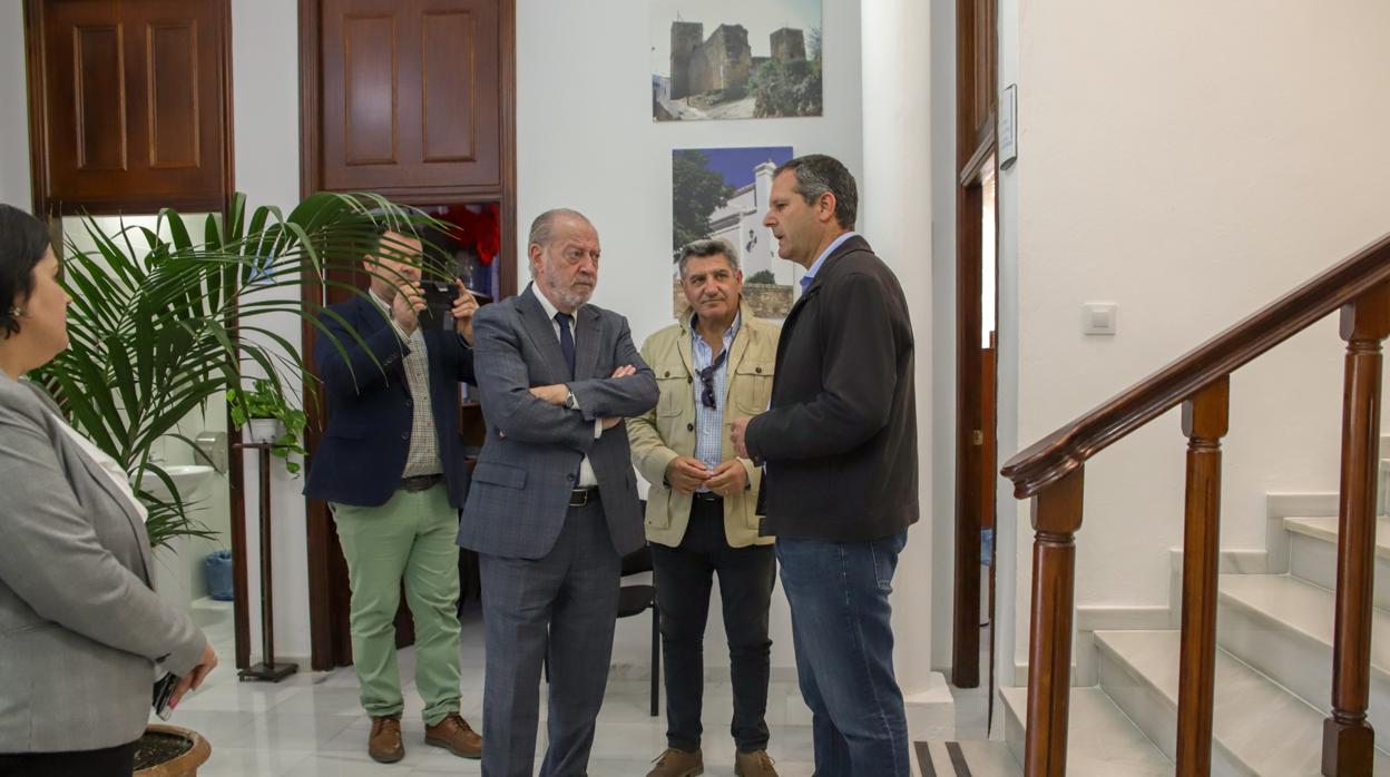 Fernando Rodríguez Villalobos y José María Rodríguez Fernández en la sede del Ayuntamiento