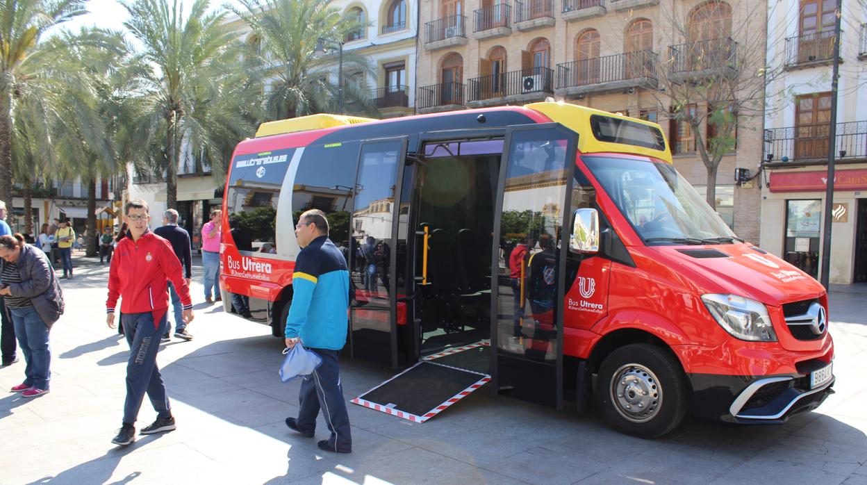 Los ciudadanos ya han podido conocer el nuevo autobús de Utrera en la plaza del Altozano