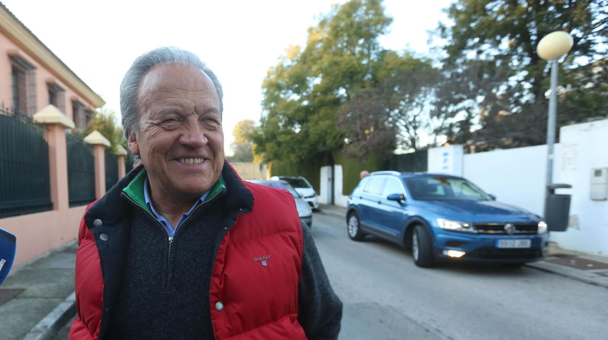 Pedro Pacheco, en la puerta de su casa en una de sus escasas salidas de prisión.