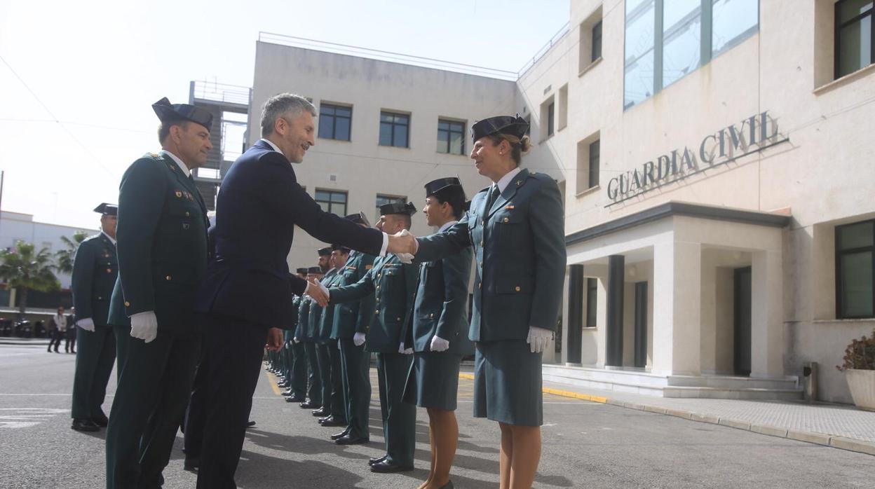 El ministro del Interior durante su visita a la Comandancia de la Guardia Civil de Cádiz.