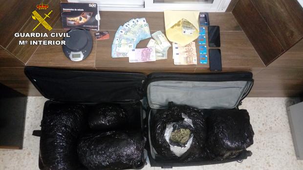 Huye por la autovía A-66 al ser descubierto con 12 kilos de cogollos de marihuana en Guillena