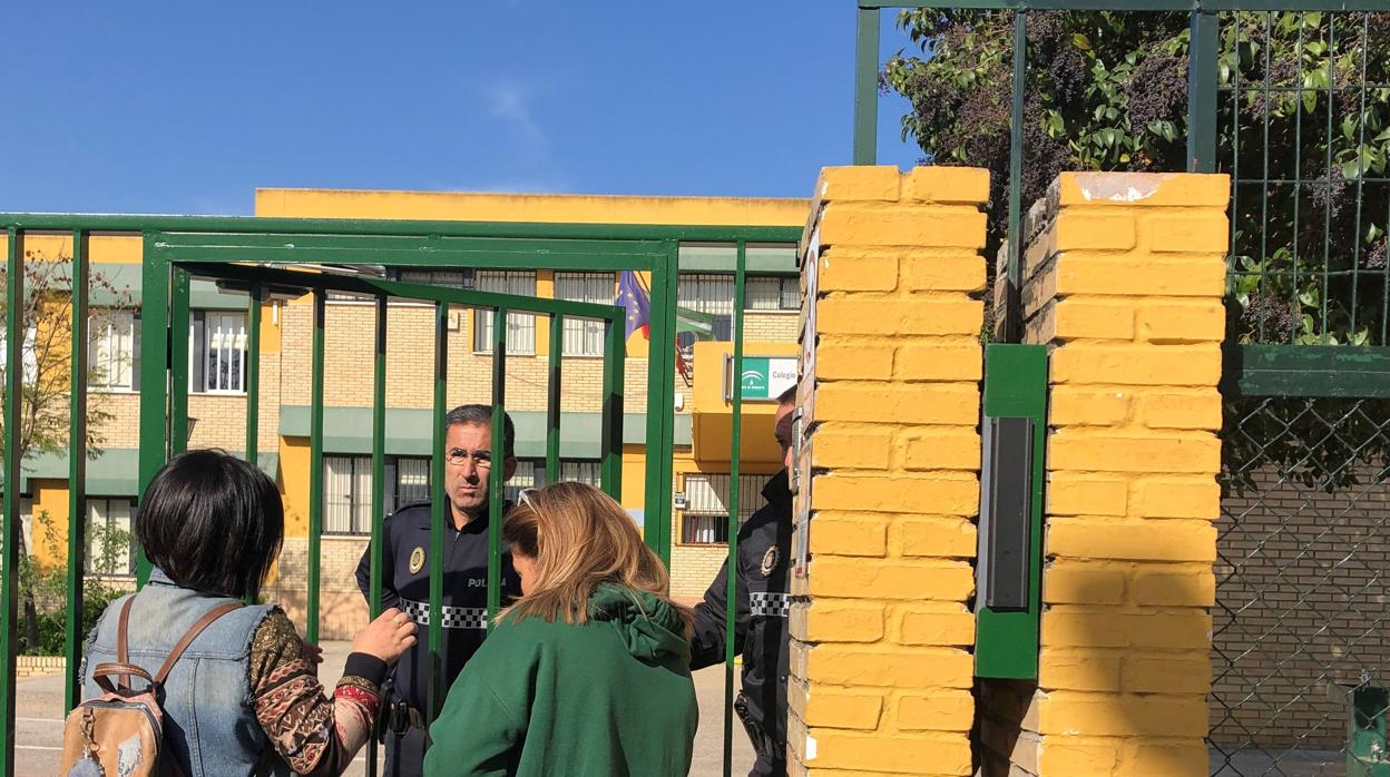 La alcaldesa de Marchena (izquierda) dialoga con un agente de la Policía Local a las puertas del colegio