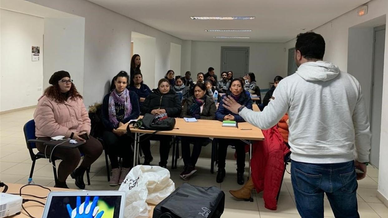 Inmigrantes realizan prácticas de geriatría en la Residencia Matía Calvo de Diputación