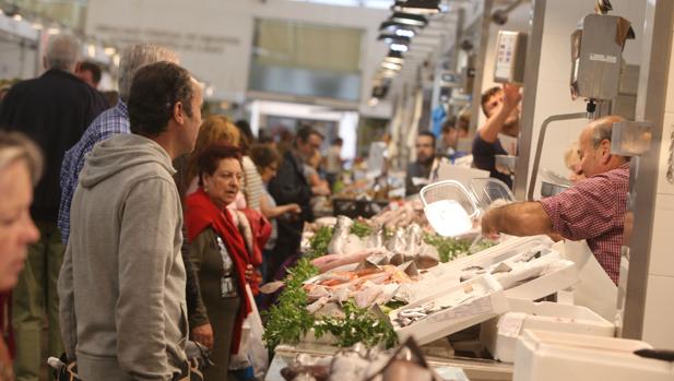 53 vecinos encuentran la fortuna en la Plaza del Mercado de Cádiz