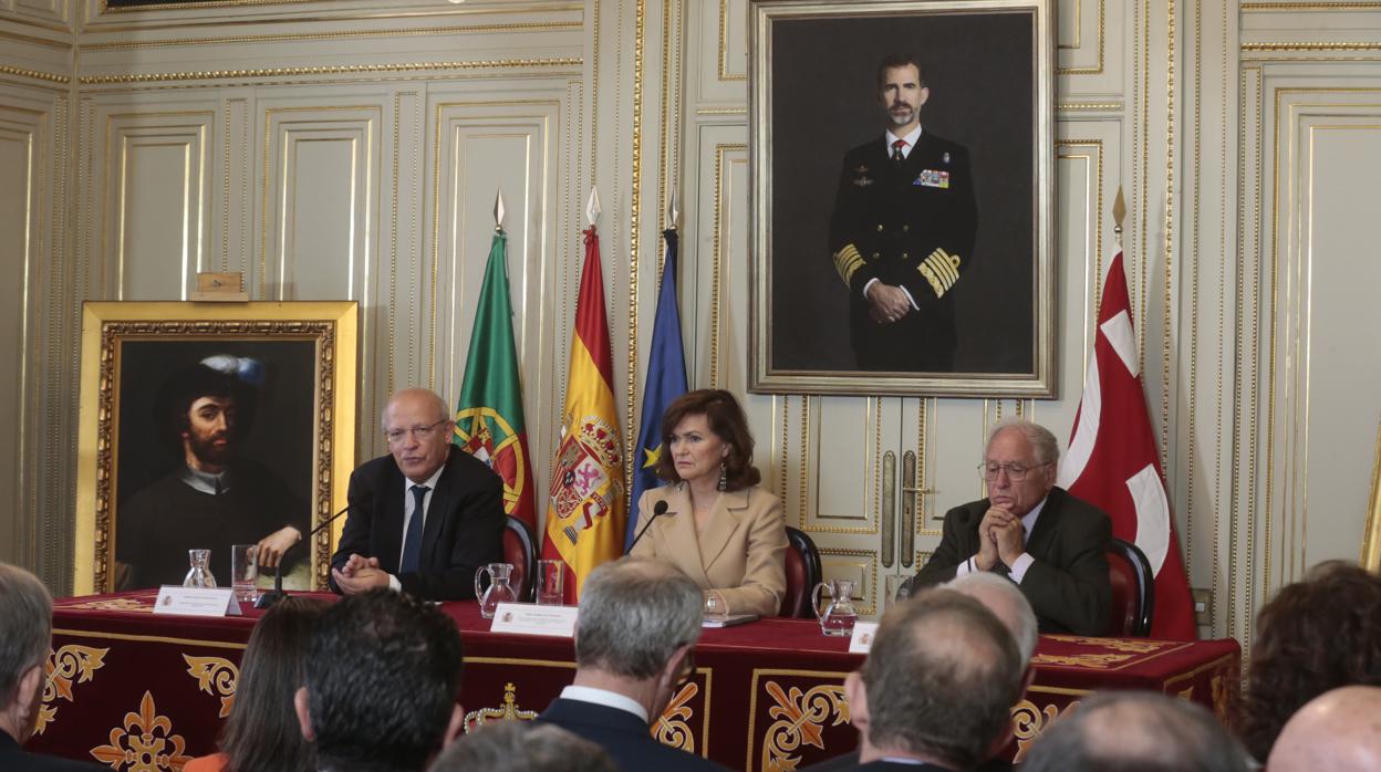 Augusto Santos Silva, Carmen Calvo y José Álvarez Junco durante la presentación de los actos en Madrid.