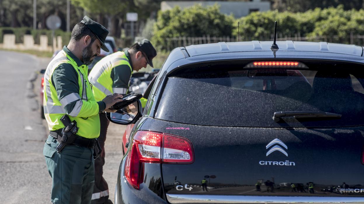 Agentes de ls Guardia Civil en un control de tráfico