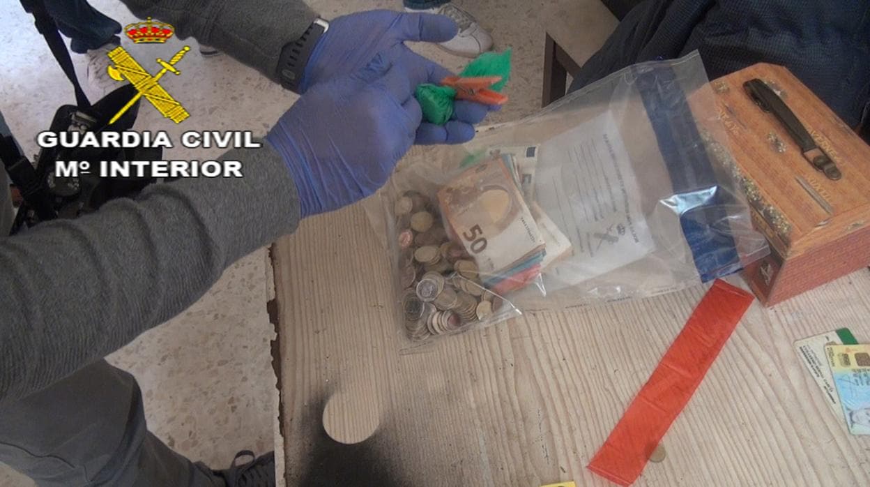 La Guardia Civil se ha incautado de droga, armas y dinero en efectivo en una vivienda de Sanlúcar la Mayor