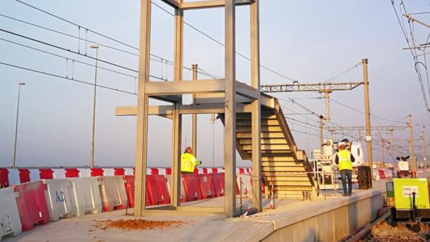 Comienza la instalación de la pasarela del tranvía de la parada de Río Arillo