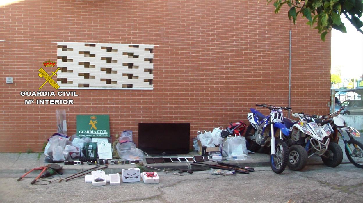La Guardia Civil ha recuperado móviles, quads, perfumes y dinero, entre otros objetos, a una red criminal