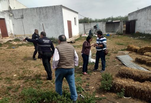 Momento de la intervención de las autoridades municipales junto con la Policía Local