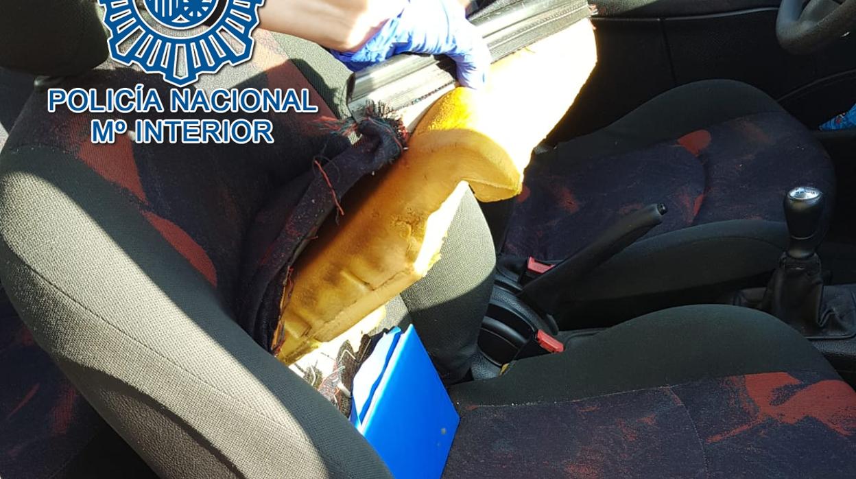 Imagen del registro al coche del estafador, que fue detenido en San Juan