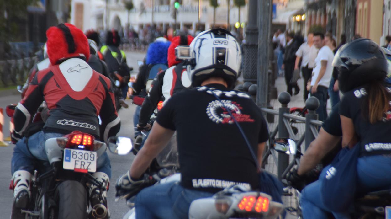 Motoristas durante el evento en El Puerto.