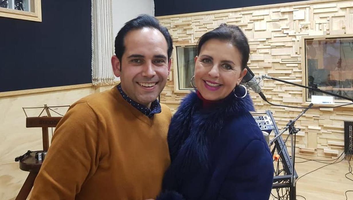 El artista utrerano Manuel Durán junto a la cantante jerezana María José Santiago