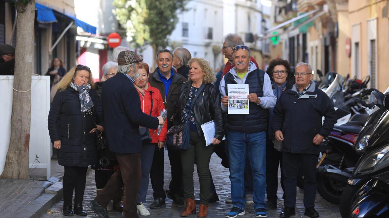 Miembros de la Marea de Pensionistas de Cádiz ayer antes de explicar sus reivindicaciones en el hogar del pensionista de la calle La Rosa.