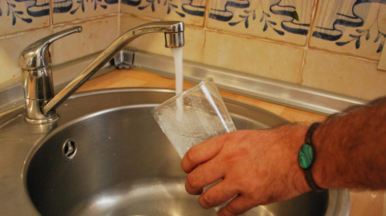 El Ayuntamiento de Cádiz garantiza el suministro de cien litros de agua por persona y día.