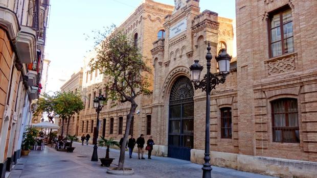 Un militar asiste a un hombre tras darle un infarto en la calle Plocia