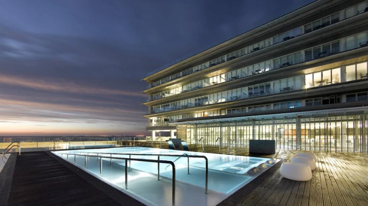 Imagen de la piscina del Parador Hotel Atlántico de Cádiz.