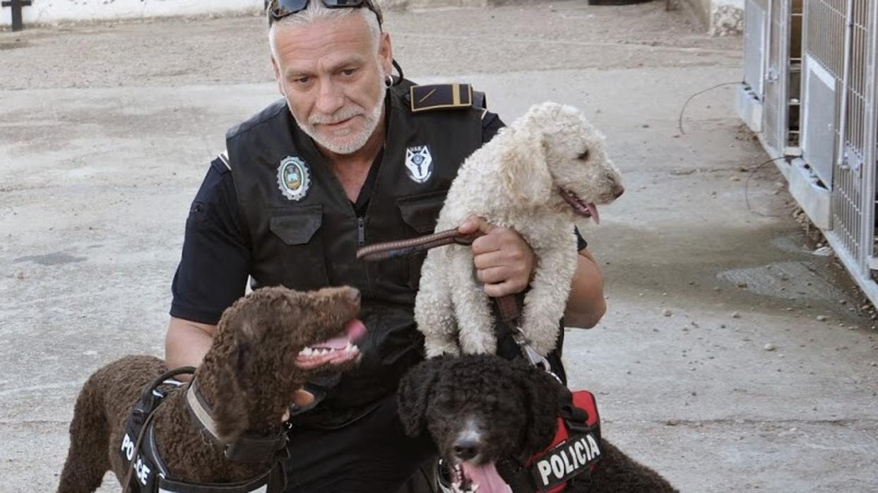 Antonio Brenes Moreno cuando era jefe de la Policía Local de Arahal con los perros de la Unidad Canina que creó