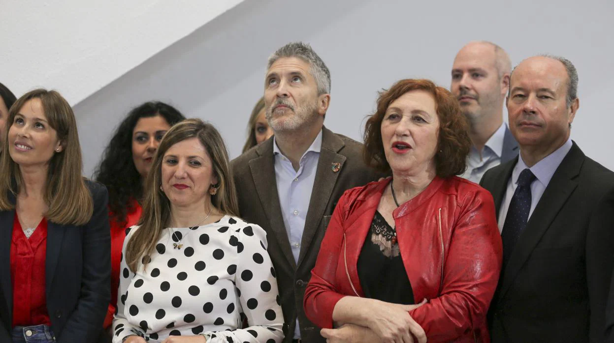 Fernando Grande-Marlaska, número uno por Cádiz por el PSOE, junto a los socialistas gaditanos.