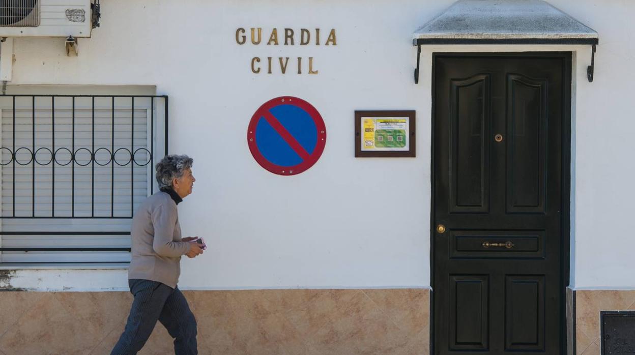 Entrada al cuartel de la Guardia Civil donde estaban destinados los cuatro agentes condenados