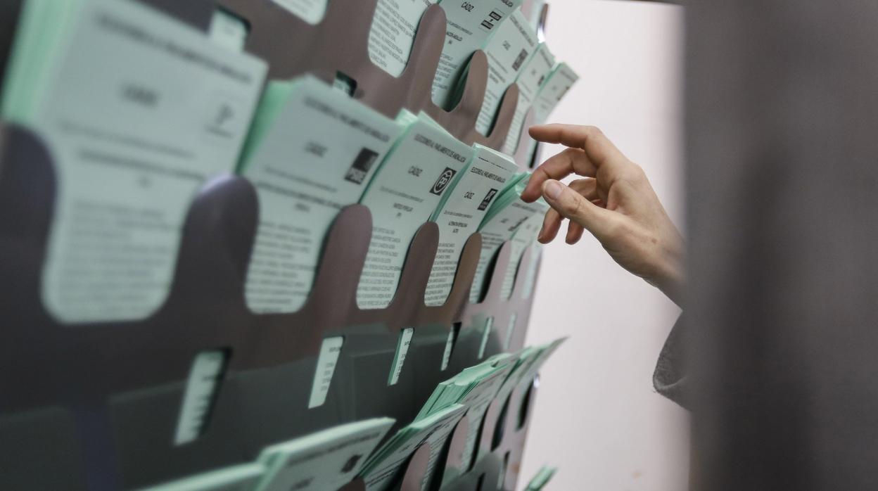 Papeletas en las cabinas de un colegio electoral de Cádiz