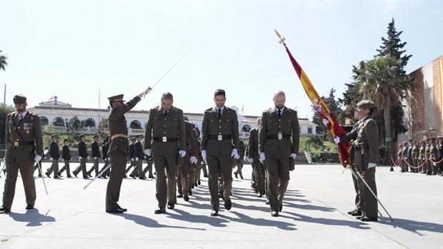 El beso que corrobora el cambio de civil a militar
