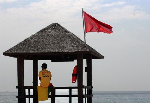 La niebla cubre la costa de Cádiz y obliga a izar la bandera roja en la playa