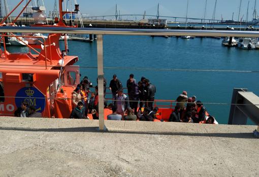 Desembarcan en Cádiz capital 43 inmigrantes rescatados de una patera