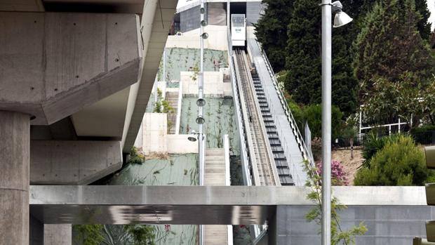 Nueva avería del ascensor inclinado que conecta el metro de San Juan Bajo con el barrio del Monumento