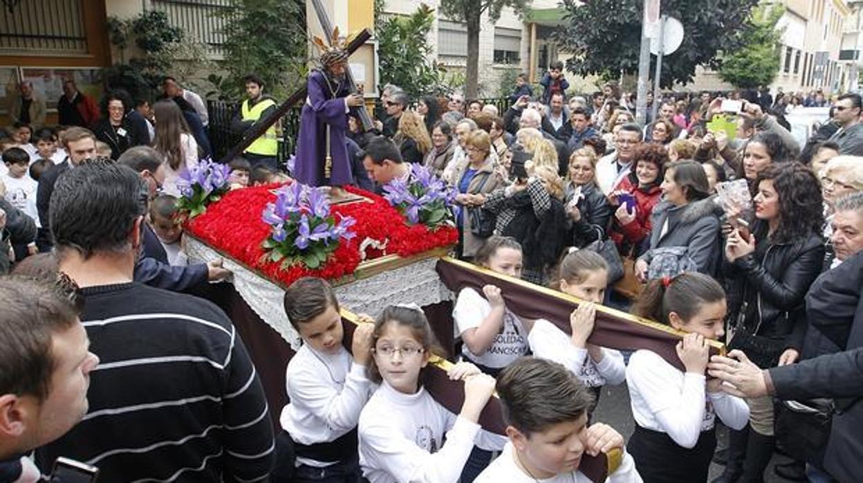 Una procesión escolar de Semana Santa celebrada en un centro educativo de Andalucía