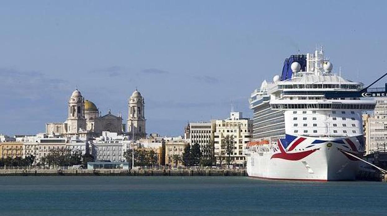 Uno de los cruceros que llegaron el pasado año al Puerto de la Bahía de Cádiz.