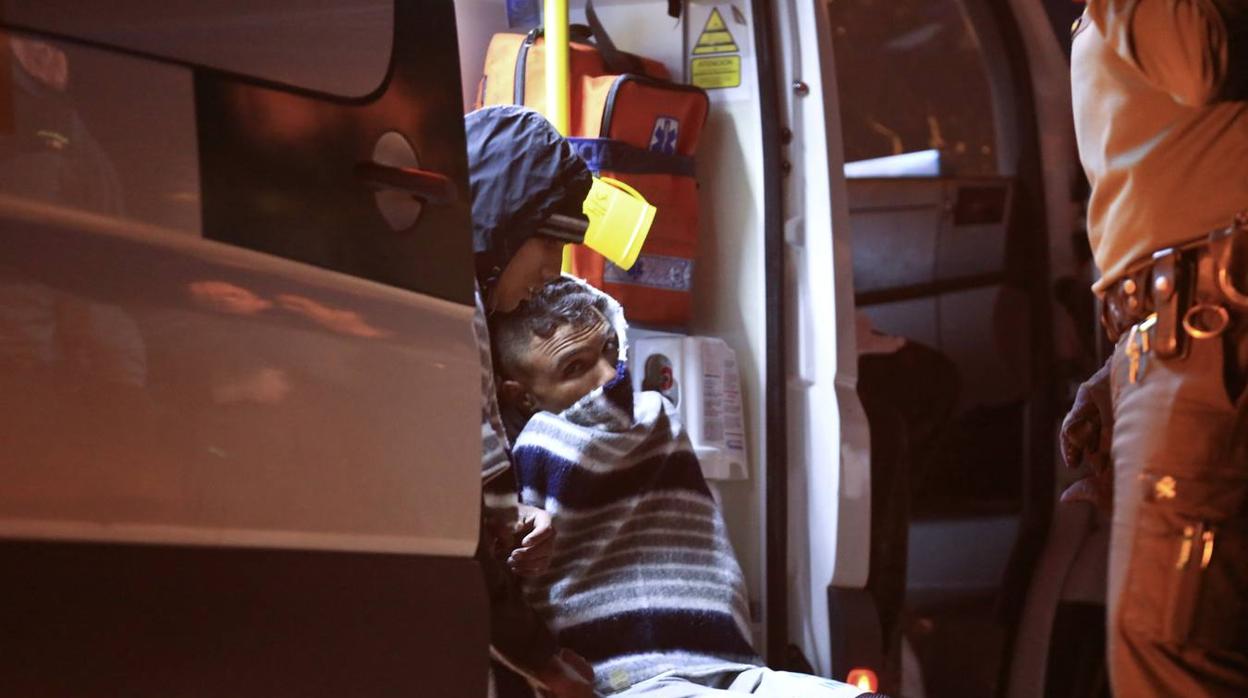 Inmigrantes magrebíes que llegaron a la playa de Cortadura el pasado 4 de abril. Seis de ellos ya habían sido devueltos a Marruecos dos semanas antes.