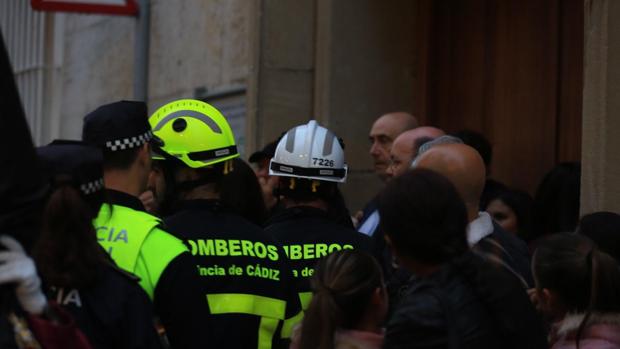 Susto en San Juan de Dios por la caída de unos cascotes cuando pasaba la procesión