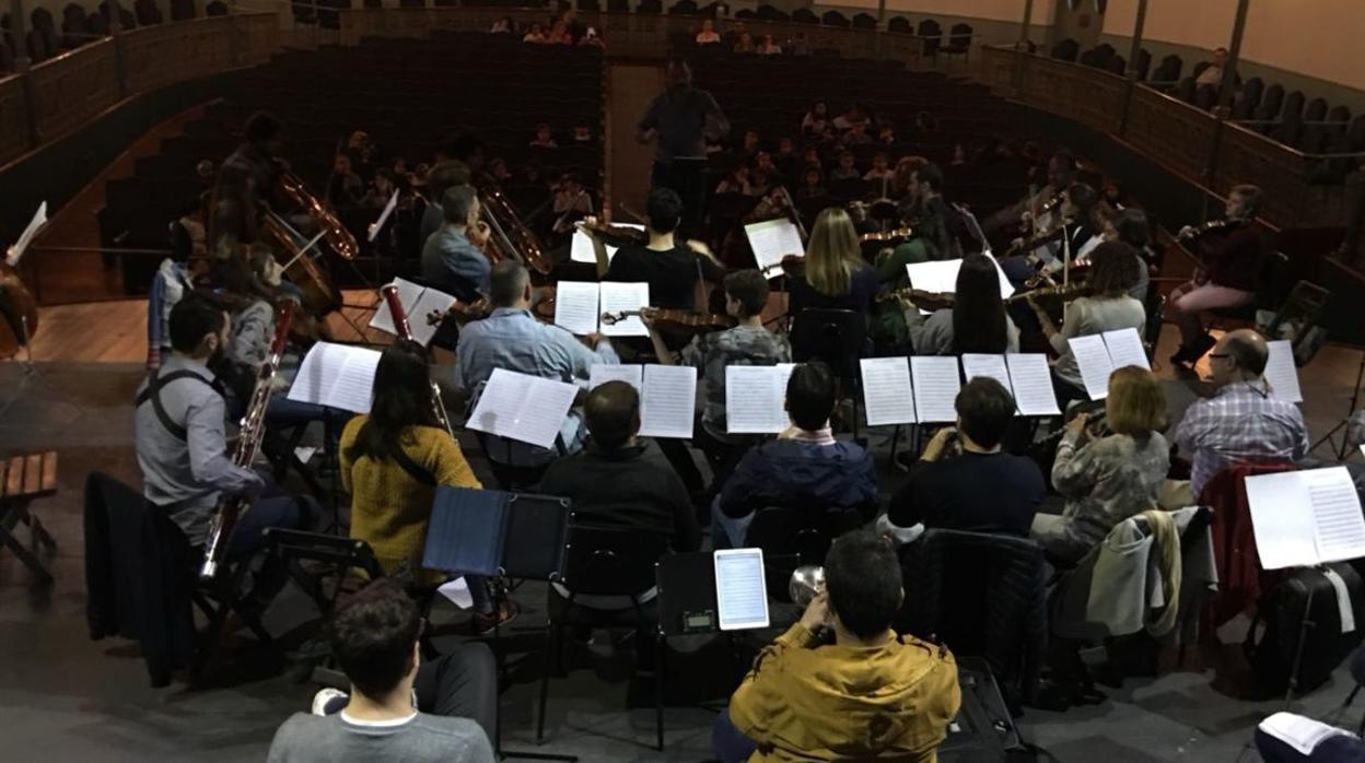 La Orquesta Sinfónica de Utrera en uno de sus ensayos en el teatro municipal de Utrera