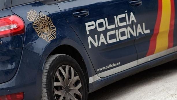 Roban en un establecimiento de Cádiz rompiendo el cristal con la tapa de una alcantarilla