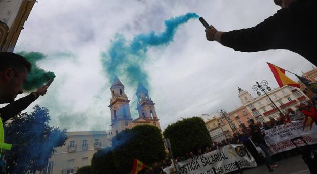 Grito unánime de decenas de policías ante la sede del PSOE en Cádiz a 72 horas de las elecciones