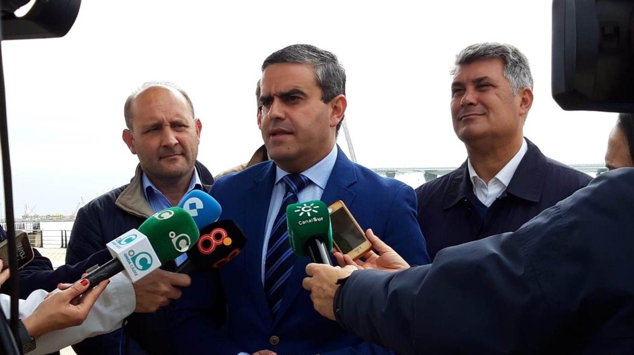 Pepe Ortiz en la rueda de prensa delante del Segundo Puente.