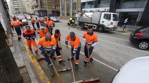 El PP acusa a Kichi de «escurrir el bulto» con la limpieza riñendo a los gaditanos