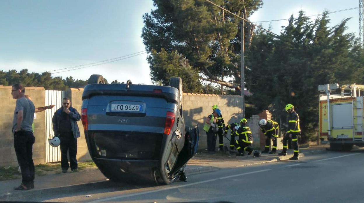 Aparatoso accidente con un turismo volcado en Chiclana