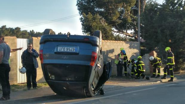 Aparatoso accidente con un turismo volcado en Chiclana