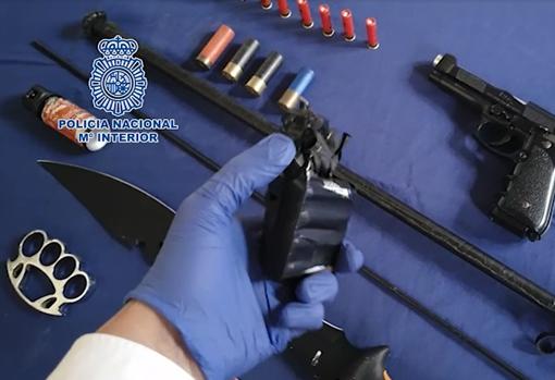 Localizado en Jerez un fugado por homicidio que escondía en su casa un arsenal de armas