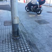 La falta de mantenimiento provoca la acumulación de suciedad como en la foto (Paseo Marítimo).