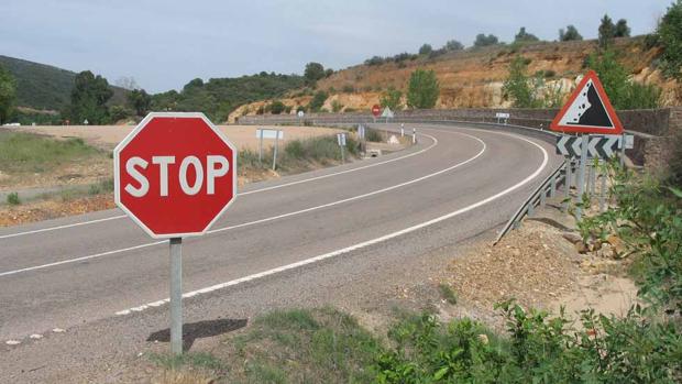 Muere el conductor de una moto tras chocar contra una señal en Jerez