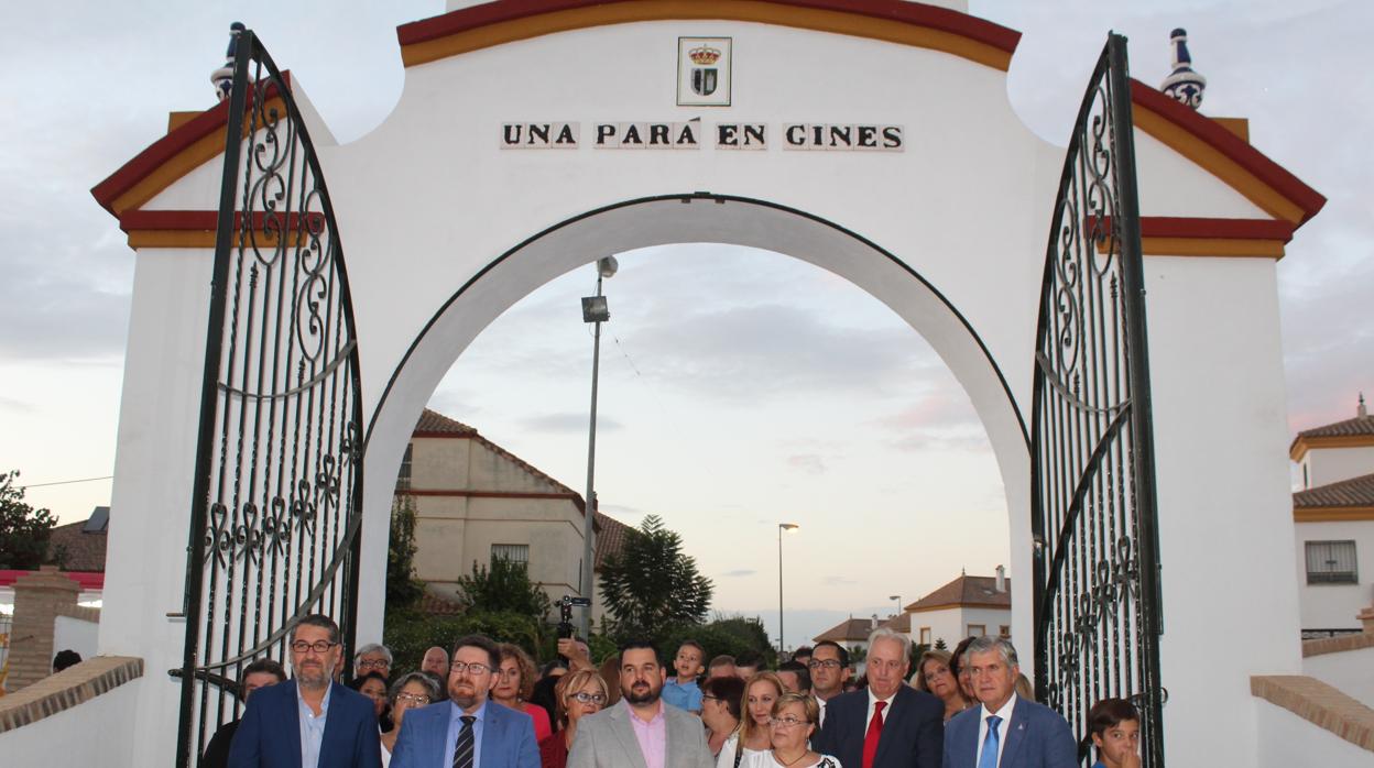 El alcalde de Gines, Romualdo Garrido (con chaqueta gris) en la apertura de «La Pará» en 2017