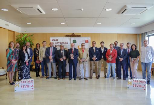 Foto de familia de todos los participantes en la presentación de la guía