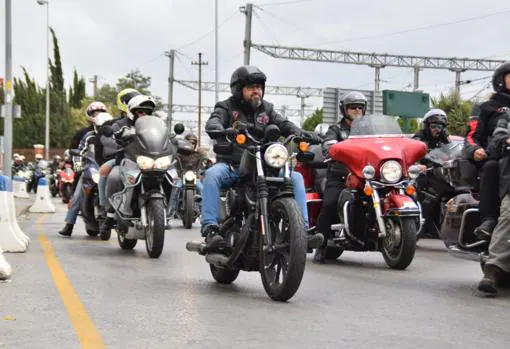 La carretera de acceso a El Puerto registra el paso constante de motos.