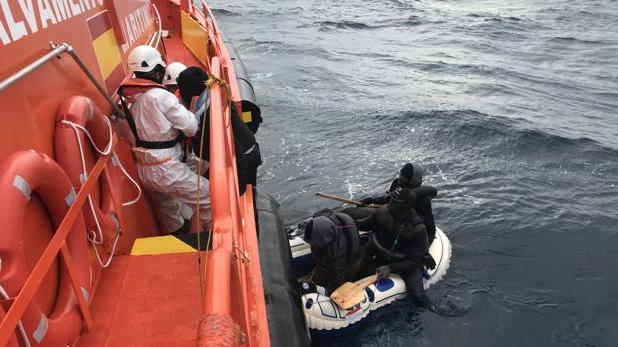 Ascienden a 136 las personas rescatadas hoy en el Estrecho, 11 de ellas en una 'toy' a remos