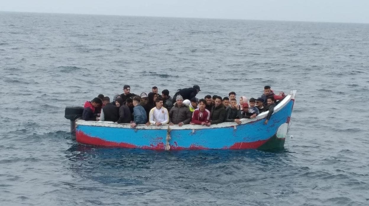Foto de archivo de migrantes rescatados en el mar.